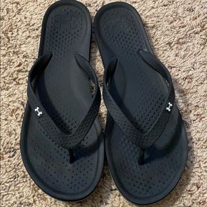 Under Armour flip flops size 10/11 large